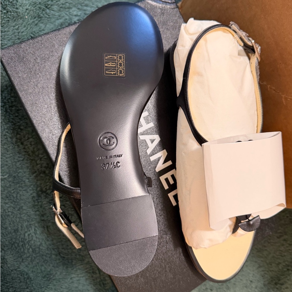 CHANEL Black and Cream Floral Sandals - Picture 5 of 9
